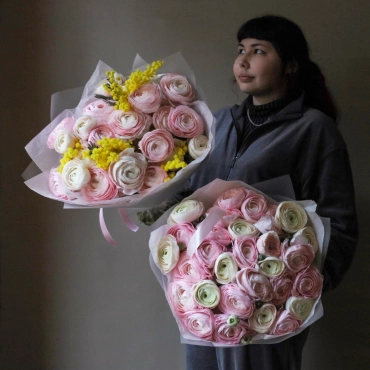 Дуо-букет из ранункулюсов и мимозы