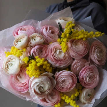 Дуо-букет из ранункулюсов и мимозы