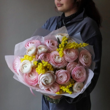 Дуо-букет из ранункулюсов и мимозы