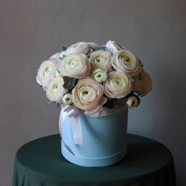 Ранункулюсы Ханой в голубой коробке