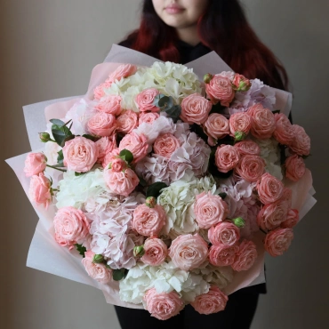 Гортензия и роза Бомбастик