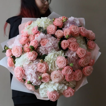 Гортензия и роза Бомбастик