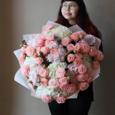 Гортензия и роза Бомбастик