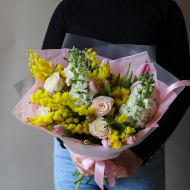 Букет из роз, тюльпанов и мимозы