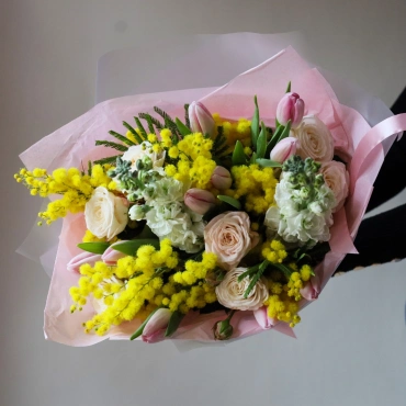 Букет из роз, тюльпанов и мимозы