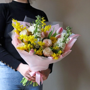 Букет из роз, тюльпанов и мимозы