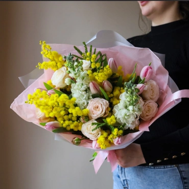 Букет из роз, тюльпанов и мимозы
