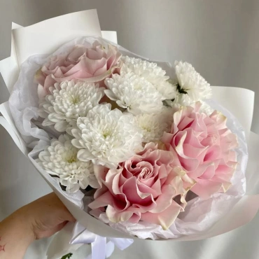 Корпоративный букет с французской розой  и кустовой хризантемой