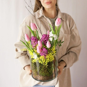 Весенняя композиция с луковичными в ассортименте