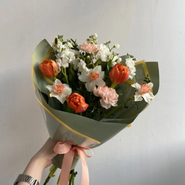 Букет из нарциссов, тюльпанов и маттиолы