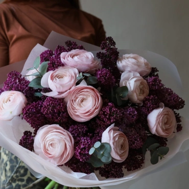 Букет с сиренью и ранункулюсами