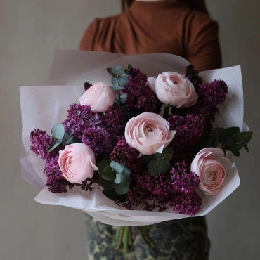 Букет с сиренью и ранункулюсами