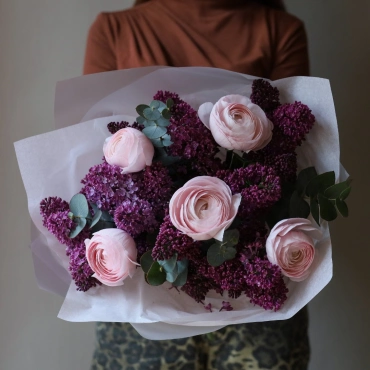 Букет с сиренью и ранункулюсами
