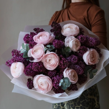 Букет с сиренью и ранункулюсами