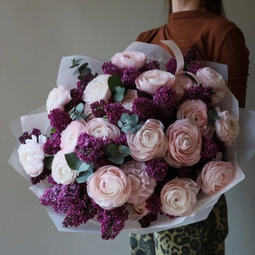 Букет с сиренью и ранункулюсами