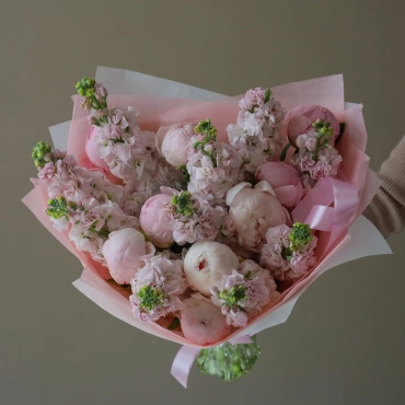 Дуо-букет с пионами и маттиолой