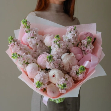 Дуо-букет с пионами и маттиолой