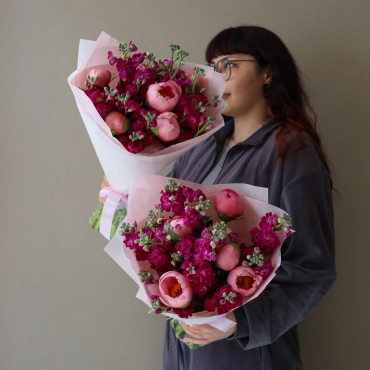 Дуо-букет с пионами и маттиолой