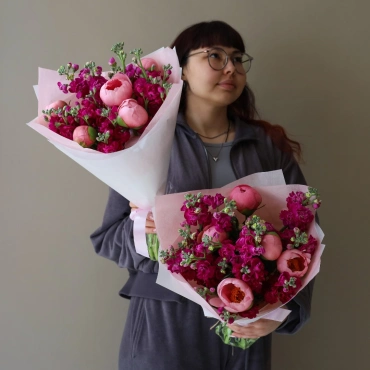 Дуо-букет с пионами и маттиолой