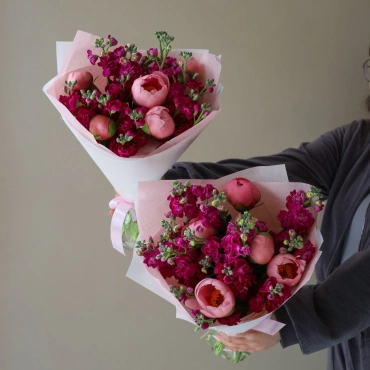 Дуо-букет с пионами и маттиолой