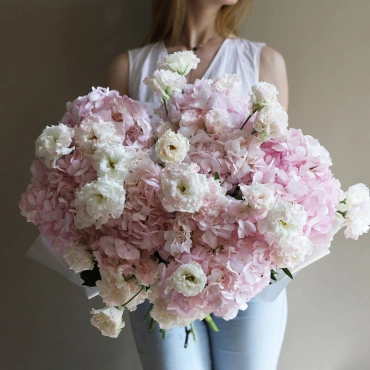 Букет из эустомы и гортензии в ассортименте