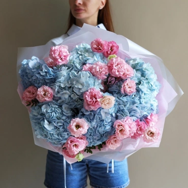 Букет из эустомы и гортензии в ассортименте