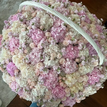 Корзина с пионовидными розами