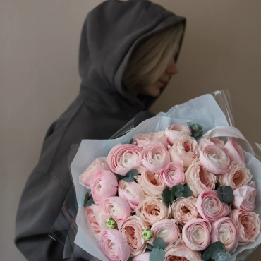 Букет из роз сорта  "Принцесса Тсумуги" и ранункулюсов