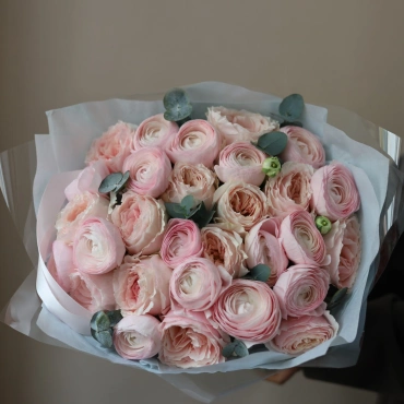 Букет из роз сорта  "Принцесса Тсумуги" и ранункулюсов