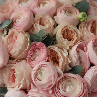 Букет из роз сорта  "Принцесса Тсумуги" и ранункулюсов