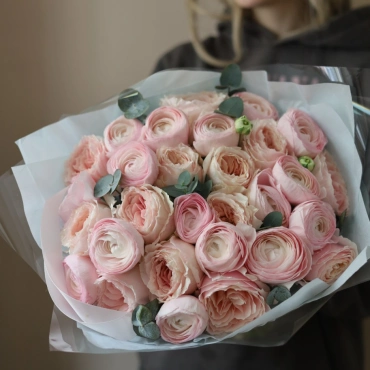 Букет из роз сорта  "Принцесса Тсумуги" и ранункулюсов