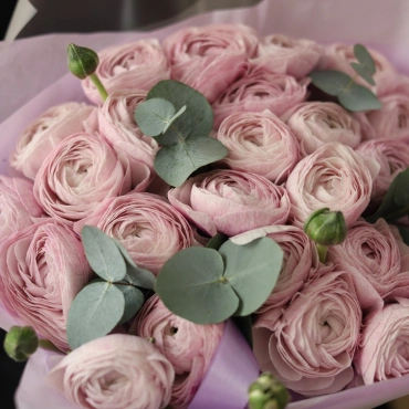 Лавандовые ранункулюсы с эвкалиптом