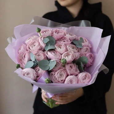 Лавандовые ранункулюсы с эвкалиптом