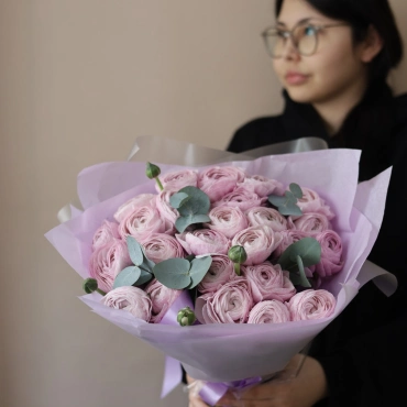 Лавандовые ранункулюсы с эвкалиптом