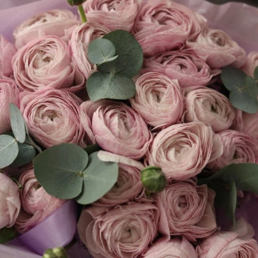 Лавандовые ранункулюсы с эвкалиптом