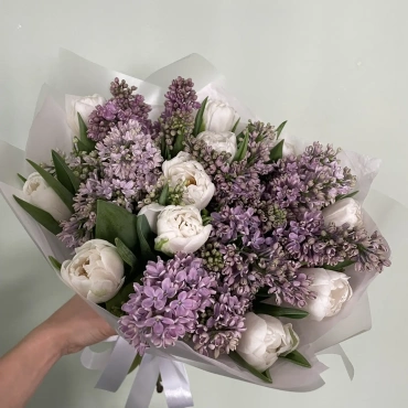 Букет с сиренью и тюльпанами