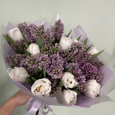 Букет с сиренью и тюльпанами