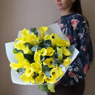 Желтые каллы с эвкалиптом