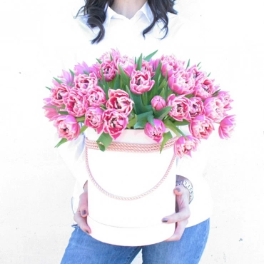 Розовые махровые тюльпаны в коробке