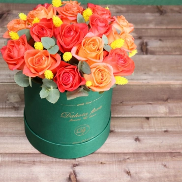 Оранжевые розы в изумрудной коробке