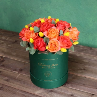 Оранжевые розы в изумрудной коробке
