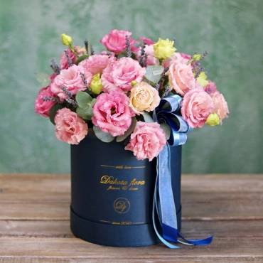 Розовая эустома и лаванда