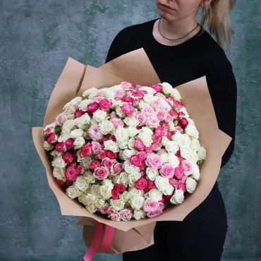 Кустовые бело-розовые розы