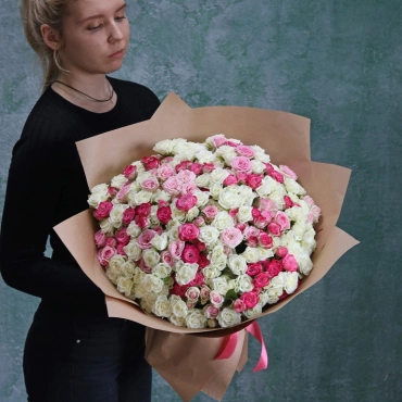 Кустовые бело-розовые розы