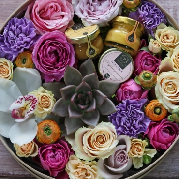 Цветы в круглой коробочке