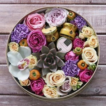 Цветы в круглой коробочке