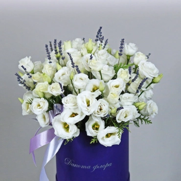 Белая эустома в коробке