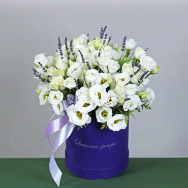 Белая эустома в коробке