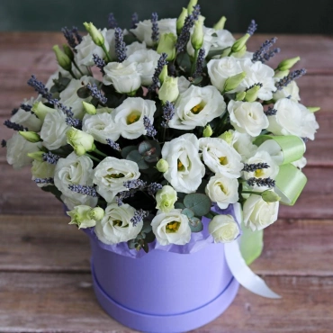 Белая эустома в коробке