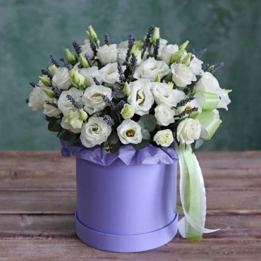 Белая эустома в коробке